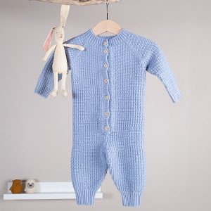 Stickad overall Hugo - garnpaket i Bluum Soft Merino Ull