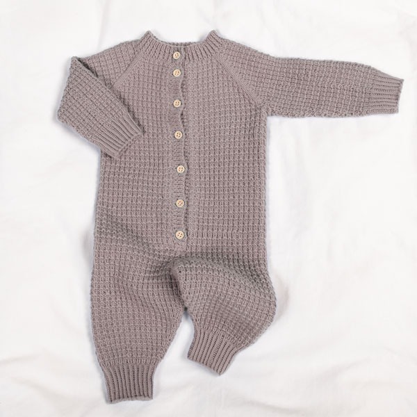 Stickad overall Hugo - garnpaket i Bluum Soft Merino Ull
