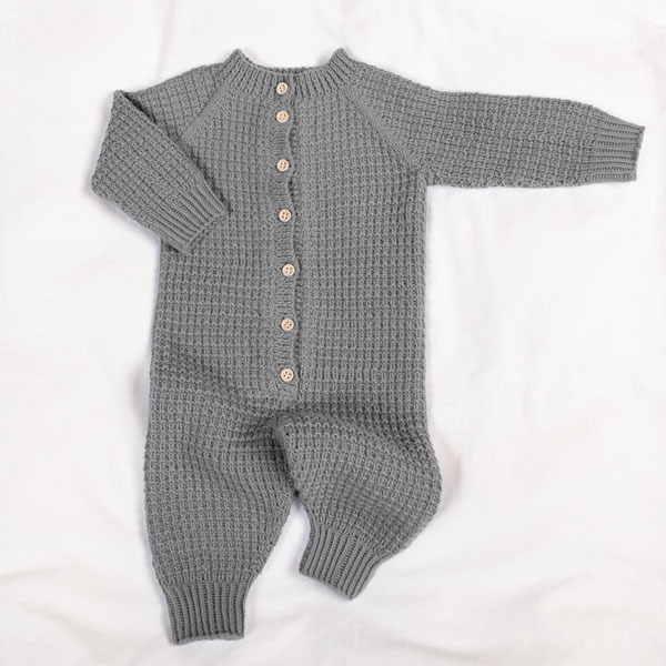 Stickad overall Hugo - garnpaket i Bluum Soft Merino Ull