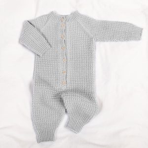 Stickad overall Hugo - garnpaket i Bluum Soft Merino Ull