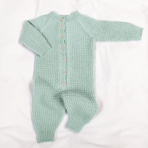 Stickad overall Hugo - garnpaket i Bluum Soft Merino Ull