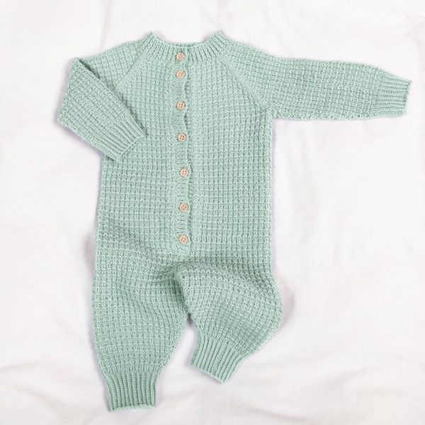 Stickad overall Hugo - garnpaket i Bluum Soft Merino Ull