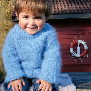 Stickad tröja August - garnpaket från Bluum i Fnugg