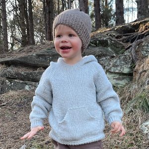 Stickad luvtröja Vårbris - garnpaket från Bluum i Fluffy