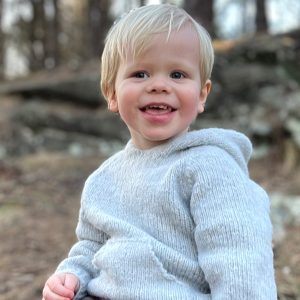 Stickad luvtröja Vårbris - garnpaket från Bluum i Fluffy