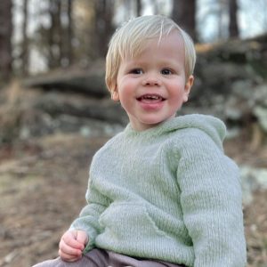 Stickad luvtröja Vårbris - garnpaket från Bluum i Fluffy