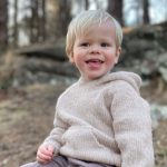 Stickad luvtröja Vårbris - garnpaket från Bluum i Fluffy