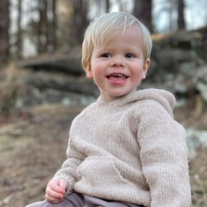 Stickad luvtröja Vårbris - garnpaket från Bluum i Fluffy