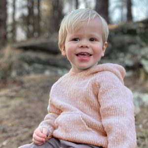 Stickad luvtröja Vårbris - garnpaket från Bluum i Fluffy