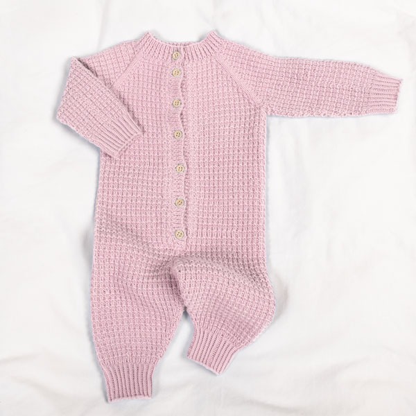 Stickad overall Hugo - garnpaket i Bluum Soft Merino Ull