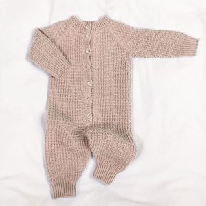 Stickad overall Hugo - garnpaket i Bluum Soft Merino Ull