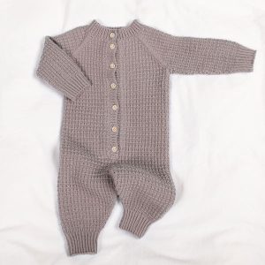 Stickad overall Hugo - garnpaket i Bluum Soft Merino Ull