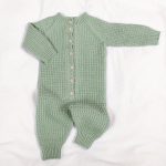Stickad overall Hugo - garnpaket i Bluum Soft Merino Ull
