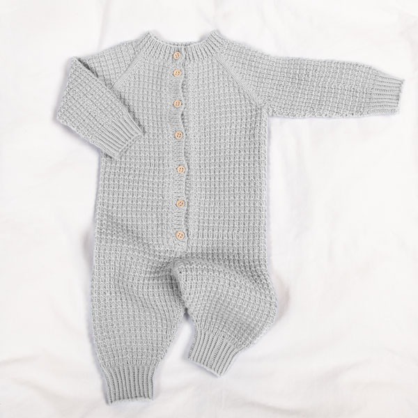 Stickad overall Hugo - garnpaket i Bluum Soft Merino Ull