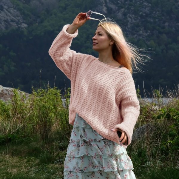 Stickad tröja Björk till dam - garnpaket från Bluum i Fluffy