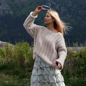 Stickad tröja Björk till dam - garnpaket från Bluum i Fluffy