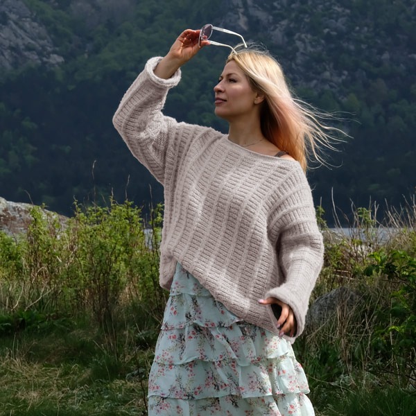 Stickad tröja Björk till dam - garnpaket från Bluum i Fluffy