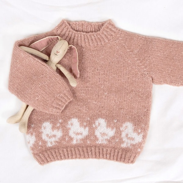 Stickad tröja Lilla Kyckling m/luva och benvärmare - garnpaket från Bluum i Fluffy