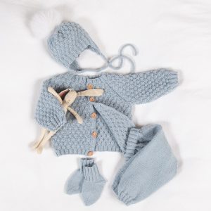 Stickat set Bebisset Bubblor - garnpaket i Bluum Pure Eco baby Wool Stickning 0-3 mån Dus gråblå