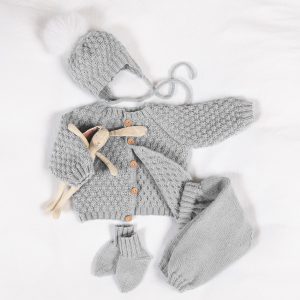 Stickat set Bebisset Bubblor - garnpaket i Bluum Pure Eco baby Wool Stickning 3-6 mån Ljus grå melerad