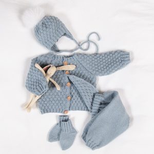 Stickat set Bebisset Bubblor - garnpaket i Bluum Pure Eco baby Wool Stickning 6-9 mån Dus Denim