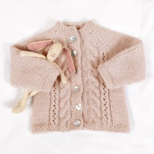 Strickad kofta Fläta m/mössa - garnpaket från Bluum i Fluffy