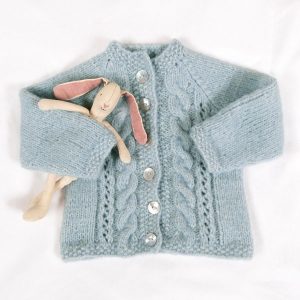 Strickad kofta Fläta m/mössa - garnpaket från Bluum i Fluffy