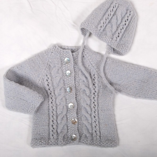 Strickad kofta Fläta m/mössa - garnpaket från Bluum i Fluffy