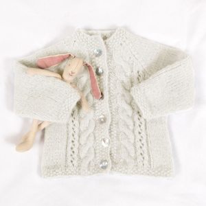 Strickad kofta Fläta - garnpaket från Bluum i Fluffy