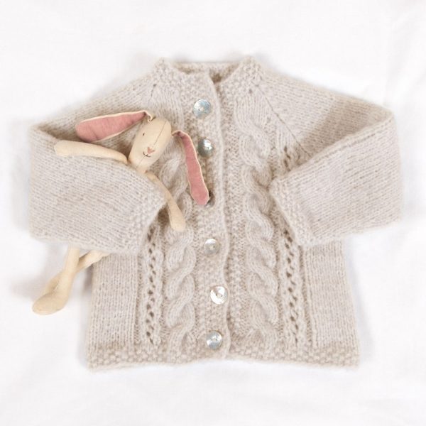 Strickad kofta Fläta m/mössa - garnpaket från Bluum i Fluffy