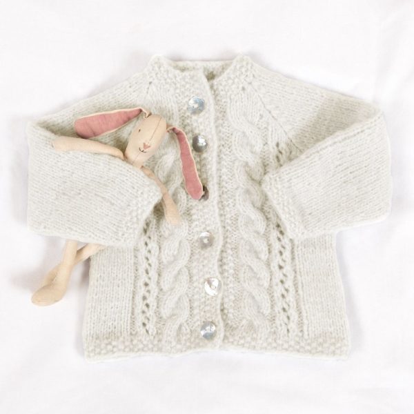 Strickad kofta Fläta m/mössa - garnpaket från Bluum i Fluffy