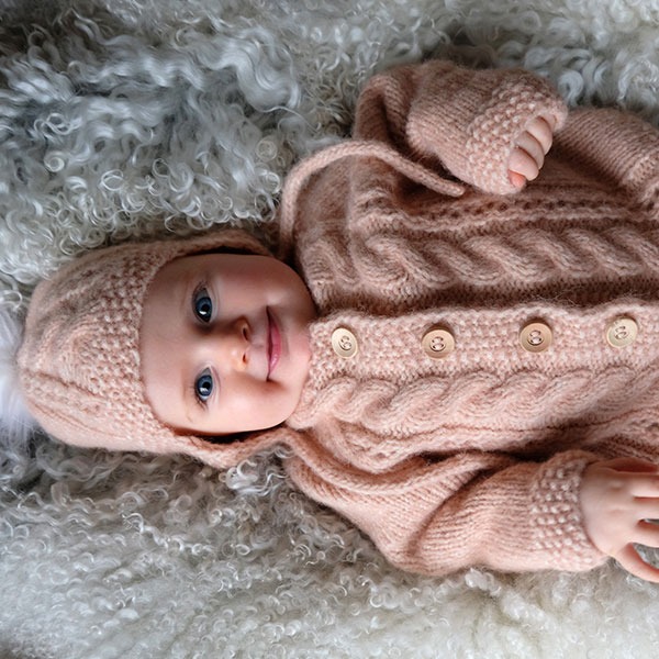 Strickad kofta Fläta m/mössa - garnpaket från Bluum i Fluffy