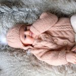 Strickad kofta Fläta m/mössa - garnpaket från Bluum i Fluffy