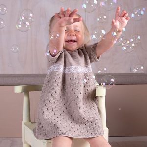 Stickad klänning Alva - garnpaket i Bluum Soft Merino Ull