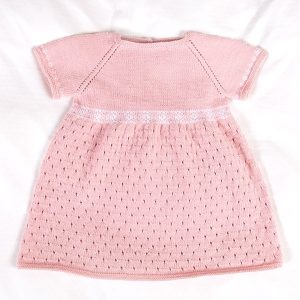 Stickad klänning Alva - garnpaket i Bluum Soft Merino Ull