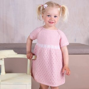 Stickad klänning Alva - garnpaket i Bluum Soft Merino Ull