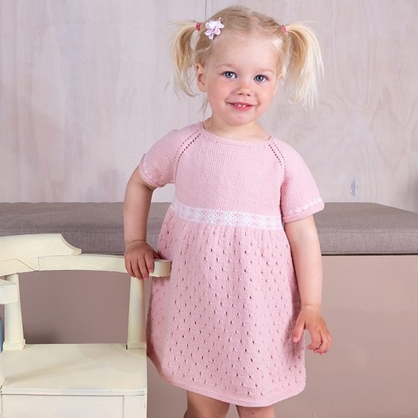 Stickad klänning Alva - garnpaket i Bluum Soft Merino Ull