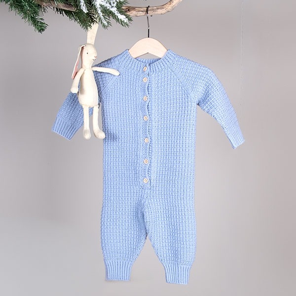 Stickad overall Hugo - garnpaket i Bluum Soft Merino Ull