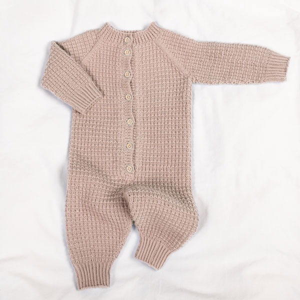 Stickad overall Hugo - garnpaket i Bluum Soft Merino Ull
