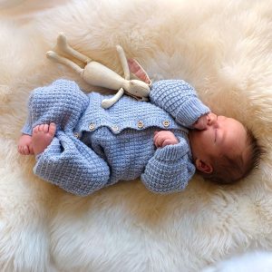 Stickad overall Hugo - garnpaket i Bluum Soft Merino Ull