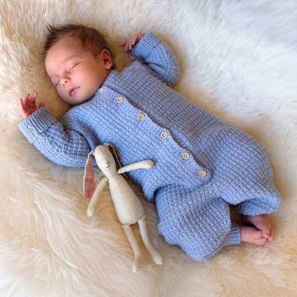 Stickad overall Hugo - garnpaket i Bluum Soft Merino Ull