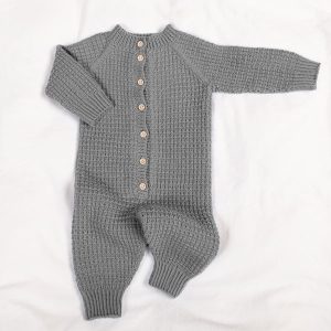 Stickad overall Hugo - garnpaket i Bluum Soft Merino Ull