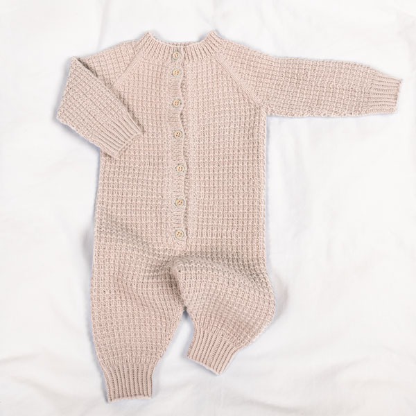 Stickad overall Hugo - garnpaket i Bluum Soft Merino Ull