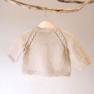 Stickad tröja Kamelia - garnpaket fra Bluum i Sunset in Sahara Stickning 0-3 mån Caffe latte