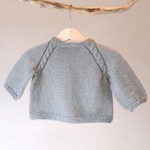 Stickad tröja Kamelia - garnpaket fra Bluum i Sunset in Sahara Stickning 1-2 år Light grey