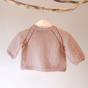 Stickad tröja Kamelia - garnpaket fra Bluum i Sunset in Sahara Stickning 3-6 mån Conch shell