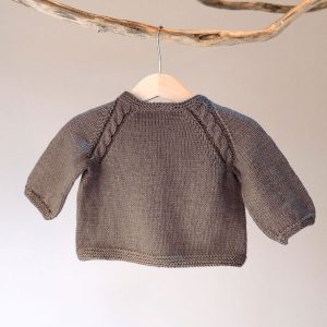 Stickad tröja Kamelia - garnpaket fra Bluum i Sunset in Sahara Stickning 9-12 mån Mole