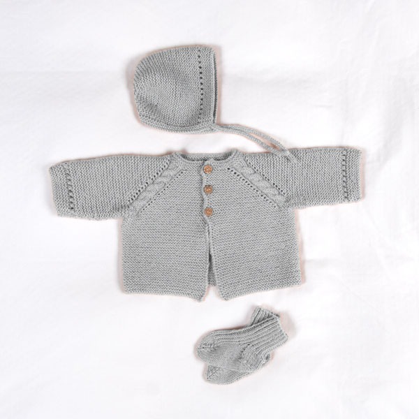 Stickat set Bebisset Kamelia K2 - garnpaket från Bluum i Sunset in Sahara