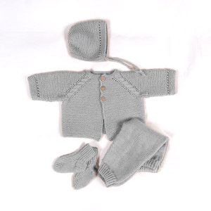 Stickat set Bebisset Kamelia K1 - garnpaket från Bluum i Sunset in Sahara Stickning 0-3 mån Light grey-blue