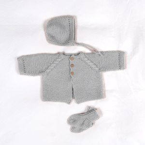 Stickat set Bebisset Kamelia K2 - garnpaket från Bluum i Sunset in Sahara Stickning 9-12 mån Light grey